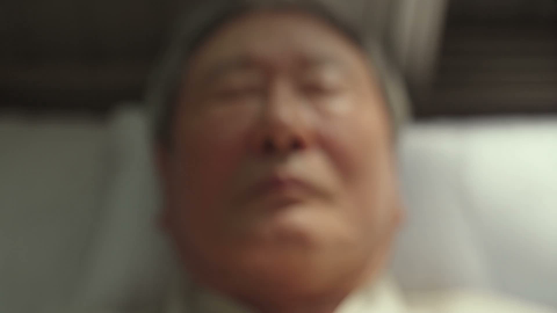 创作一段30秒的超写实真人纪实风格个人vlog/家庭影像短片，讲述一位韩国老人在韩国度过一个安静、平凡的夏日早晨。 成片应像一段被遗忘的私人影像，记录一个普通…