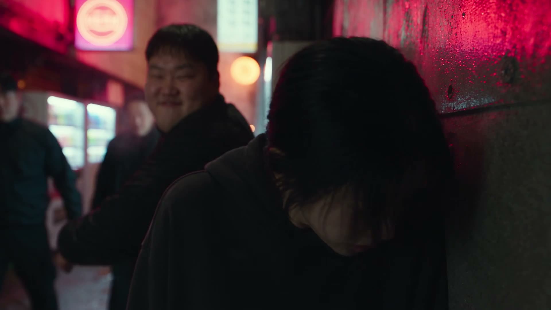 余烬裂痕 — 觉醒 图像 SO-YEON | 30秒 | 16:9 | 一次连续生成。 仅限真人实拍：超写实 AAA 玄幻武术。<<<image_1>>> 锁…