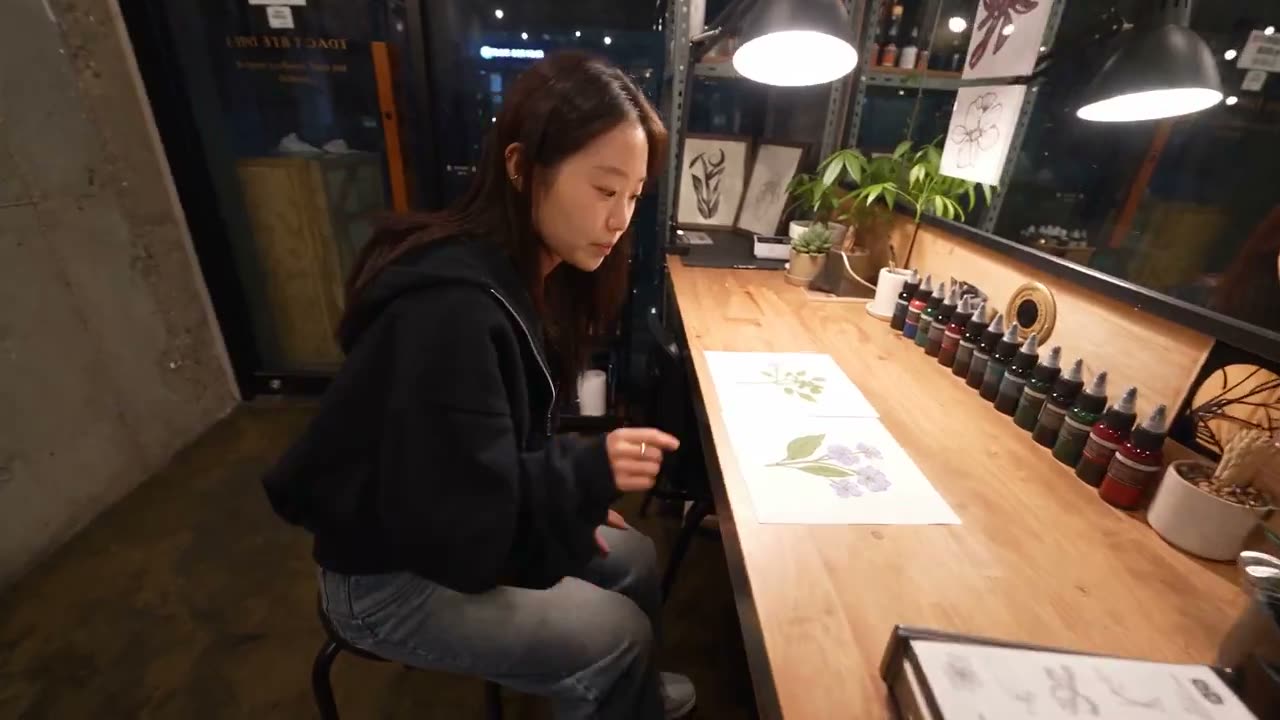 视频概念： 制作一段 30 秒的极致真实感个人视频，内容为一名年轻女性与朋友一同探访一家深夜营业的迷你纹身工作室。 她并非真的要纹身，而是帮助纹身师在两个小型…