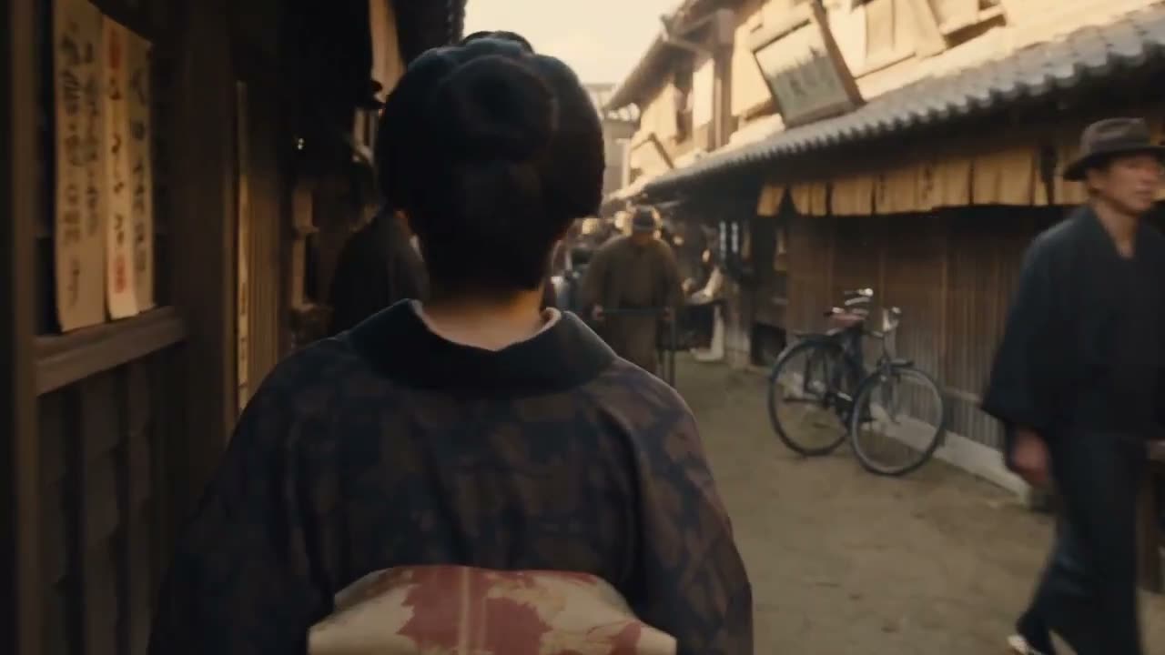 创建一个30秒的超现实电影序列，场景设定在1920年代的大阪市场。保留真实的时代细节：木质店面、狭窄的市场巷道、传统日本服饰、手写店招、灯笼、食物摊位、自行车…