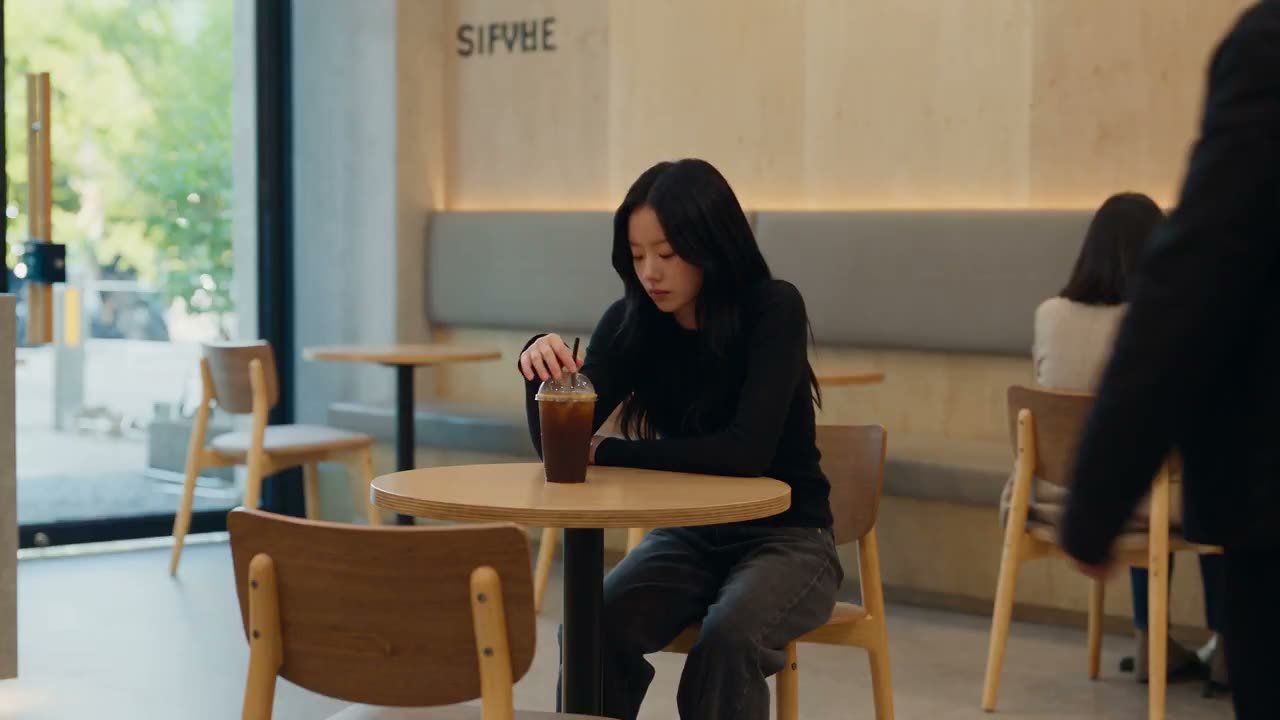 创建一个时长恰好 30 秒、16:9、24fps 的超写实韩国真人动作喜剧场景，地点为一家现代咖啡馆内部。所有角色均为成年人。请保持咖啡馆布局、屏幕方向、桌子…
