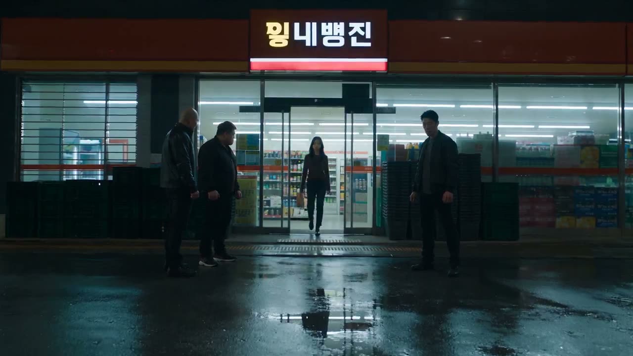 制作一段恰好 30 秒、16:9、24fps 的超写实韩国真人动作惊悚短片，风格带有冷调黑色喜剧。夜晚，现代韩国便利店外，湿漉漉的人行道反射着店面灯光。 PY…