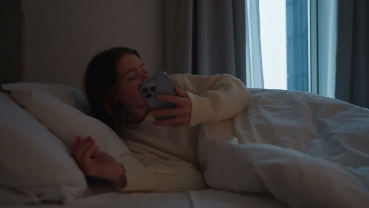 创建一个恰好 30 秒、16:9、24fps、4K 超写实真人大学 vlog，跟随同一位 20 多岁的欧洲深色头发女性度过一个意外的雪晨。 她醒来时以为会下雨…