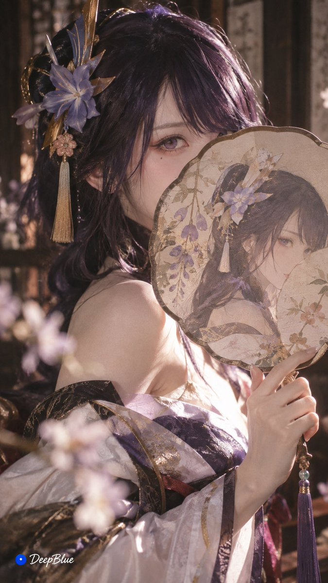 【角色】 × 宋式工笔人物扇面 × 真人与扇中自画像对应 × 半脸遮挡 × CCD柔焦 https://t.co/TgZHHpI8DJ
