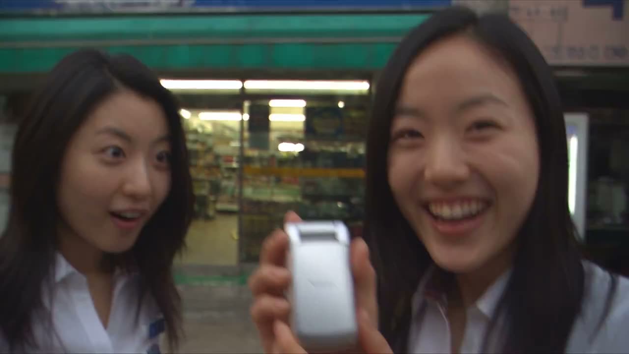 制作一段30秒的超写实个人家庭视频,场景设定在2004年的韩国。视频必须看起来像那个时代真正的消费级MiniDV数码摄像机所拍摄的。摄像机本身绝不能出现在画面…