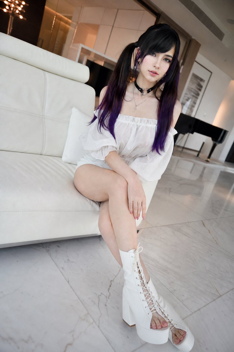 用四个模型尝试角色扮演（Cosplay） 1. Nano Banana Pro 通过 API 无参考图 2. Grok Imagine 1.0 通过 API 无参考图 3. GP…